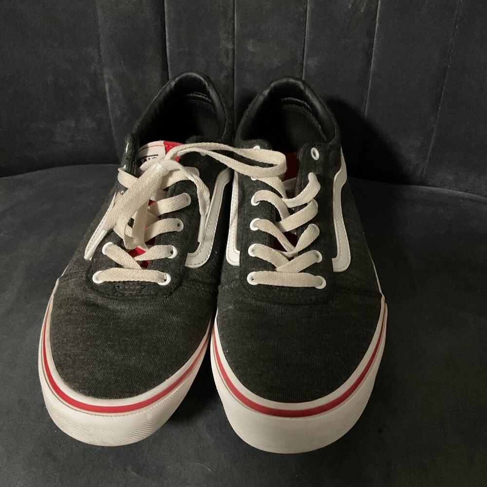 Vans old‎ school, low top skate shoes, youth size 7 gently used